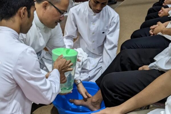 P. Yakobus membasuh kaki para formandi