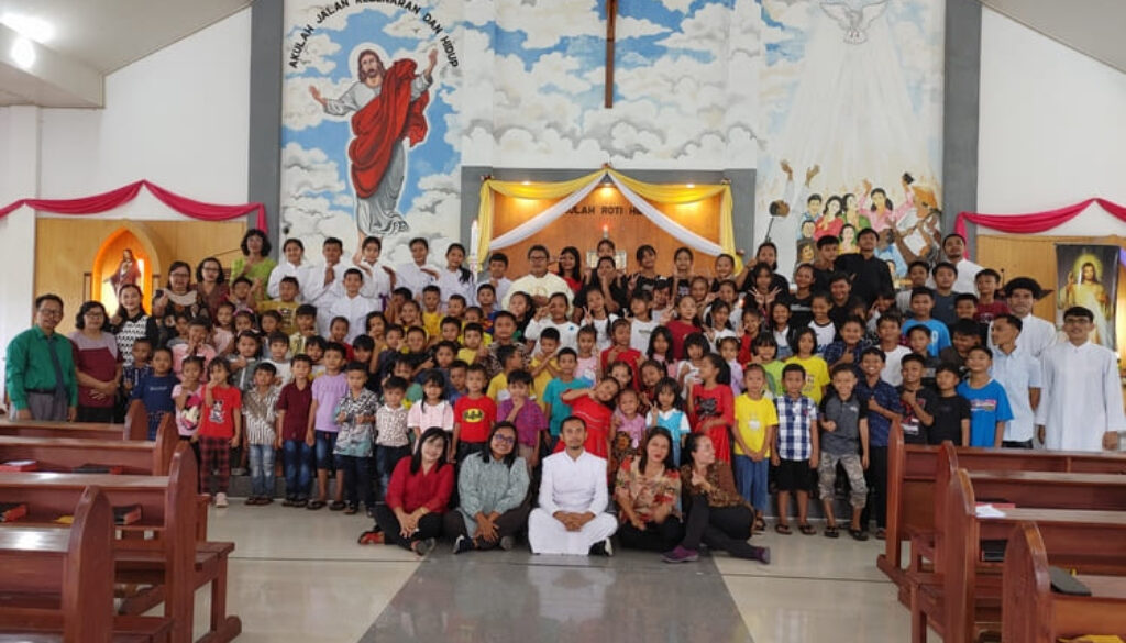 Foto bareng bersama umat setelah misa