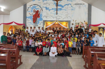 Foto bareng bersama umat setelah misa